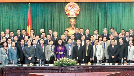 ທ່ານ​ປະທານ​ສະພາ​ແຫ່ງ​ຊາດ ຫງວຽນຊິງ​ຮຸ່ງ ຕ້ອນຮັບເອກອັກຄະລັດຖະທູດ ປະຈຳຕ່າງປະເທດ